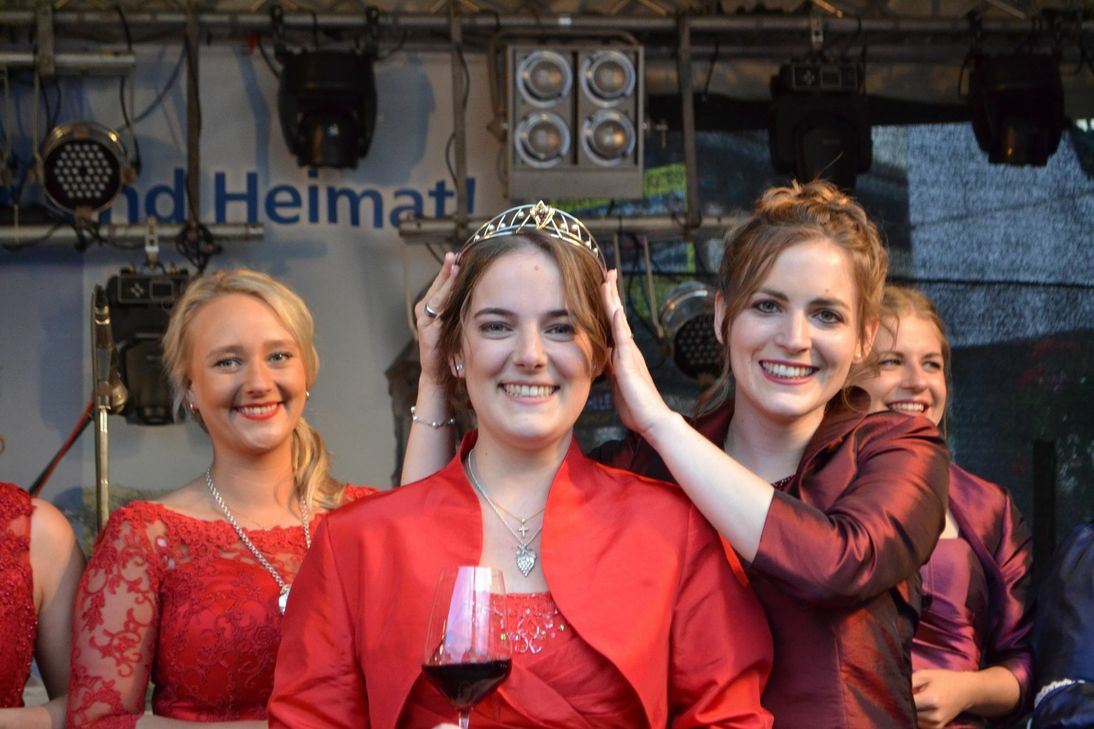 Die scheidende Ahrweinkönigin Annika Schooß (r.) setzte ihrer Nachfolgerin Eva Lanzerath (M.) die Krone auf. Foto: Mager