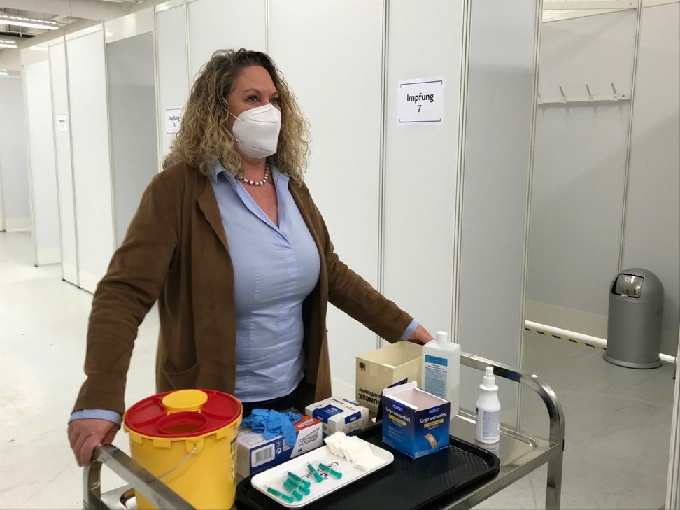 Bettina Dickes zeigt schon mal, was für die Impfung gebraucht wird. Foto/Video: Klaus Desinger