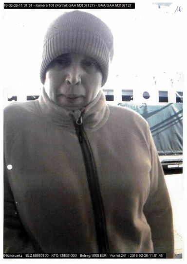 Die Frau wurde beim Geldabheben mit einer gestohlenen EC-Karte aufgenommen. Foto: Polizei