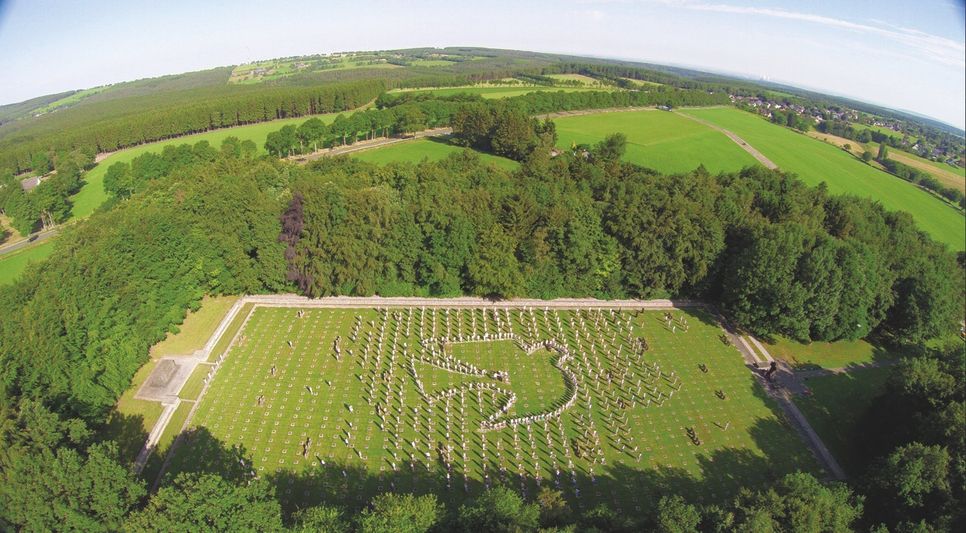 Ein Zeichen des Friedens oder Verheerlichung? Mit einer Friedenstaube auf der benachbarten Kriegsgräberstätte gedachten Schüler des Franziskus-Gymnasiums Vossenack den Opfern kriegerischer Auseinandersetzungen im Hürtgenwald.