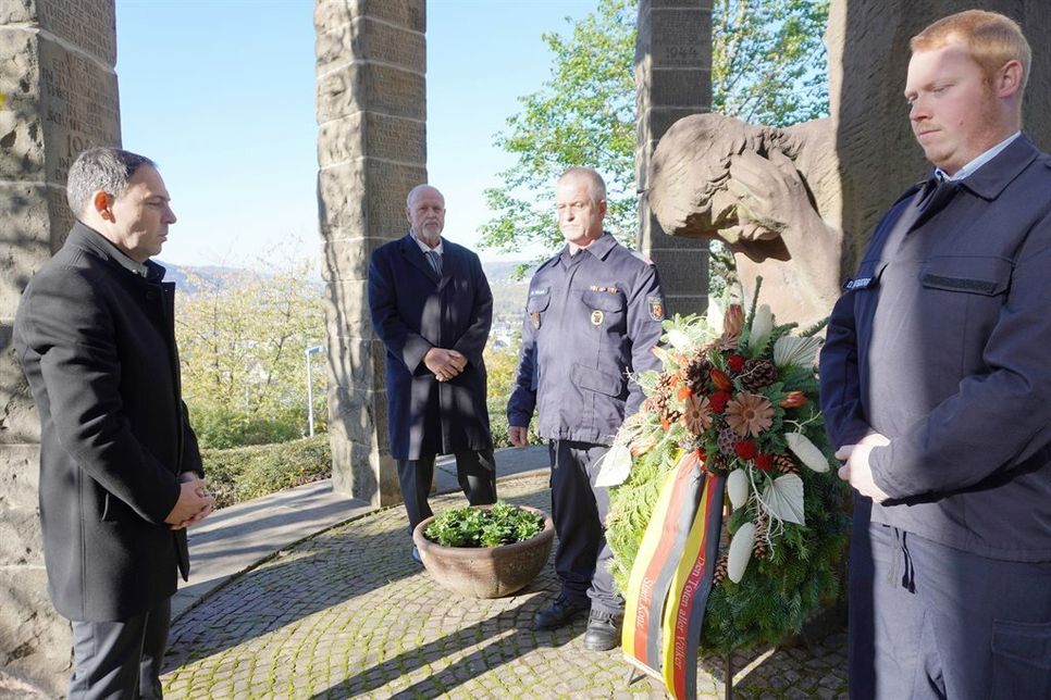 (v.l.n.r): Guido Wacht (Beigeordneter der VG), Dieter Klever (VdK) und Vertreter der Feuerwehr bei der Gedenkfeier zum Volkstrauertag in Konz.
