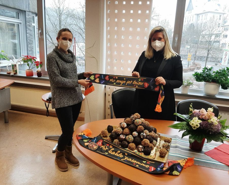 In diesem Jahr gibt es in der Gemeinde Blankenheim zum ersten Mal einen Mottoschal, da der karnevalistische Empfang der Bürgermeisterin Jennifer Meuren (re.) nicht stattfinden kann. Foto: Gemeinde Blankenheim