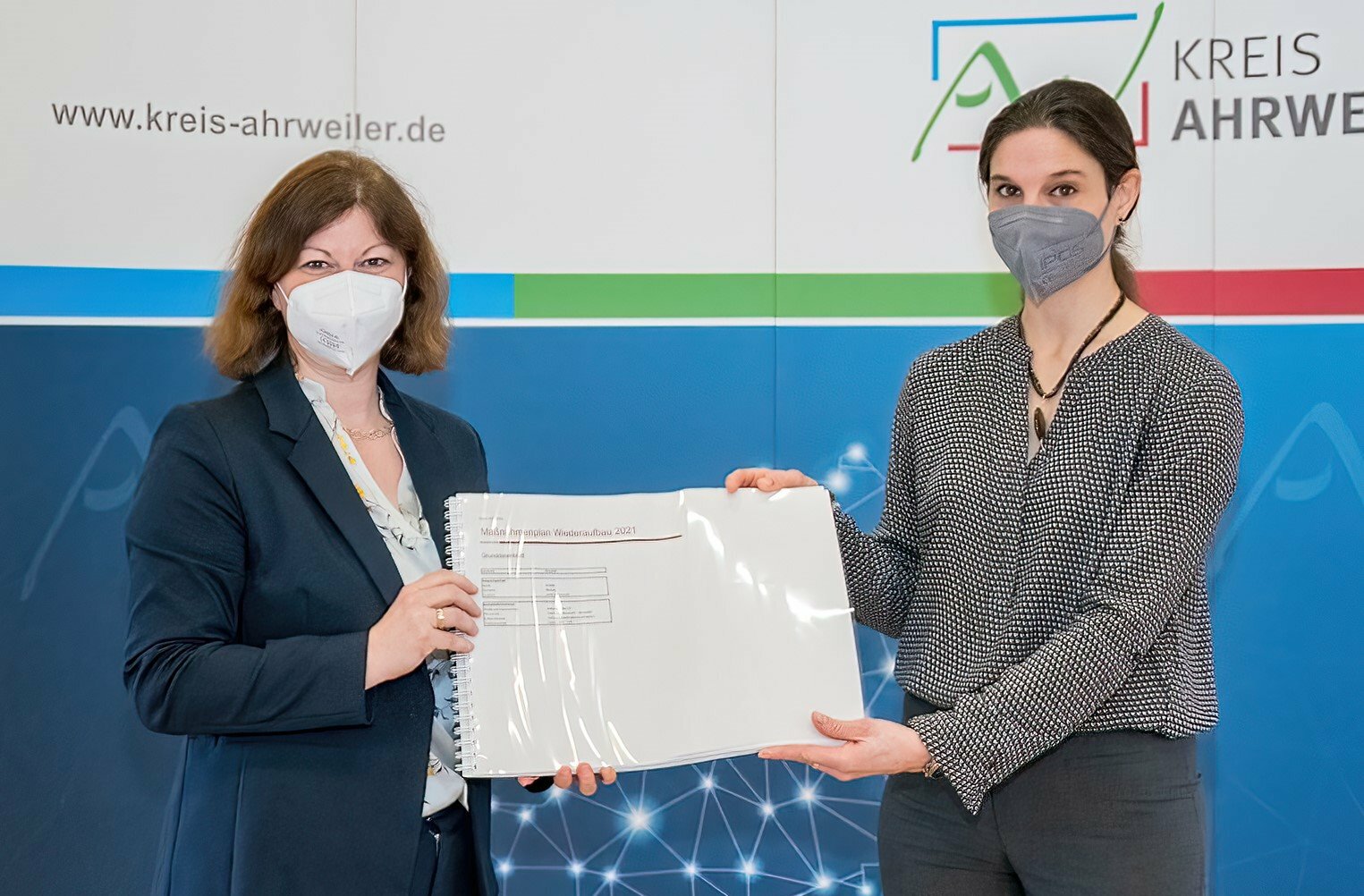 Der Maßnahmenplan wurde an Staatssekretärin Steingaß übergeben. Foto: Bernhard Risse/Kreisver