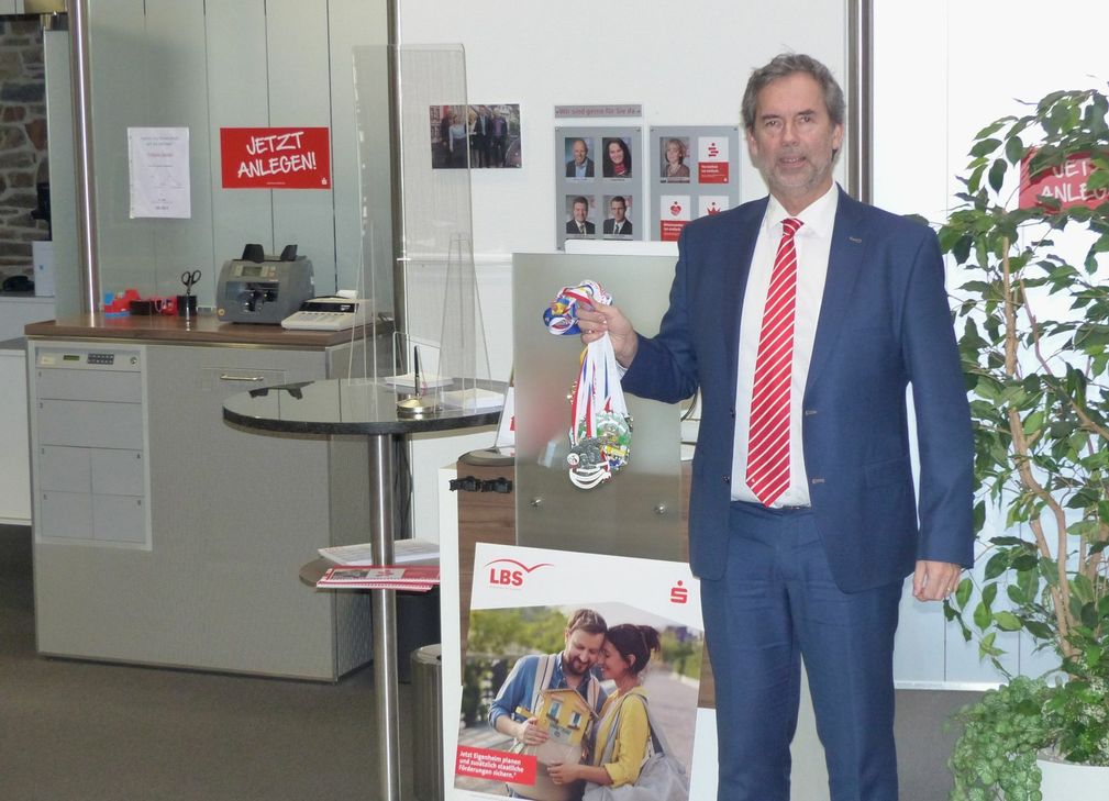 In der Schalterhalle der Sparkasse Monschau fand in diesem Jahr pandemiebedingt kein Prinzenempfang statt. Gebietsdirektor Andreas Kreitz konnte das auch nicht ändern. Er freute sich aber darüber, die acht Eifeler Karnevalsvereine trotzdem mit einer vierstelligen Geldspritze zu unterstützen.  Foto: Hoffmann