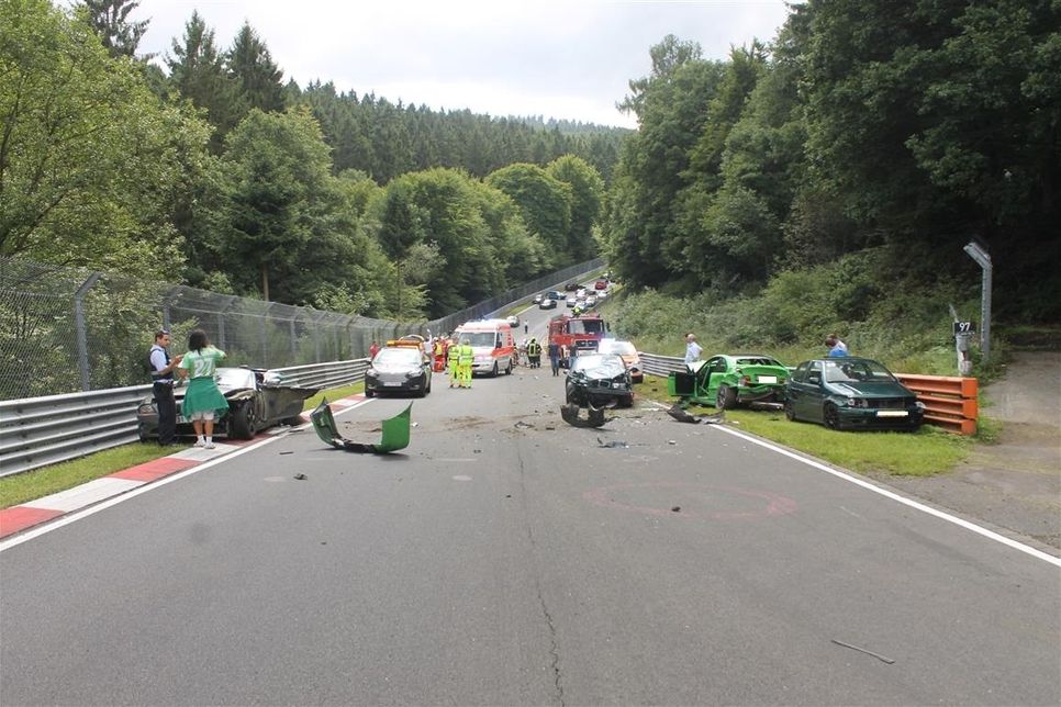 Elf Fahrzeuge wurden in einen Unfall auf dem Nürburgring verwickelt. Foto: Polizei
