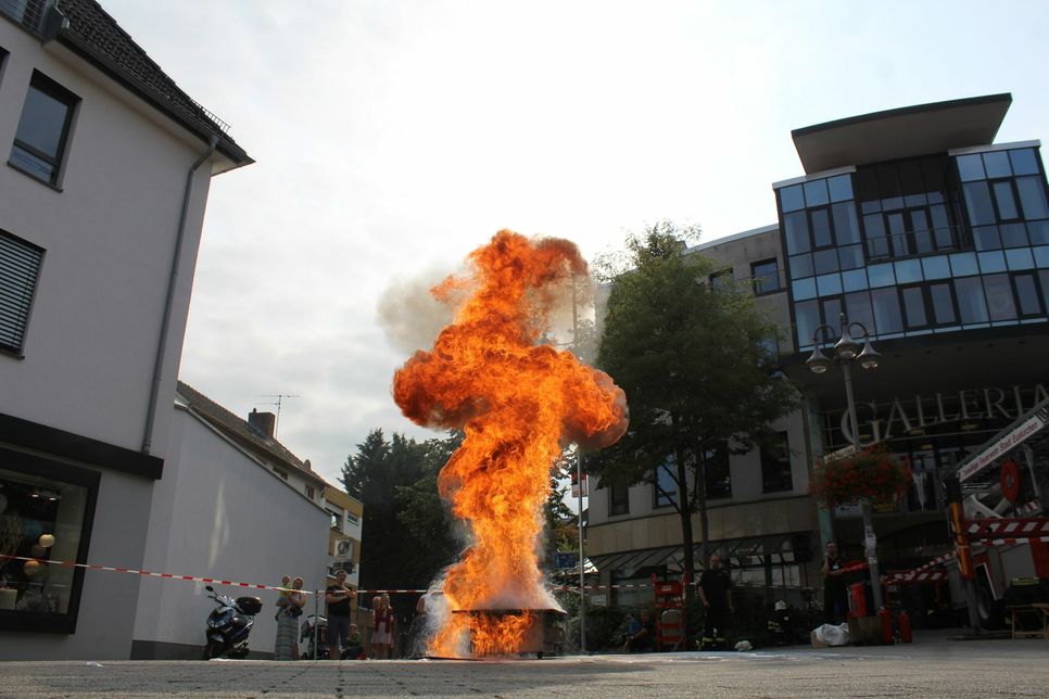 Die Feuerwehr simuliert eine Fettexplosion. Foto: Feuerwehr Euskirchen