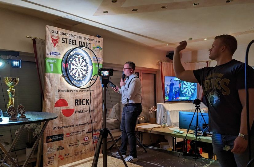 Dennis Müller im weißen Hemd ist der Caller, Dominik Müller spielt.