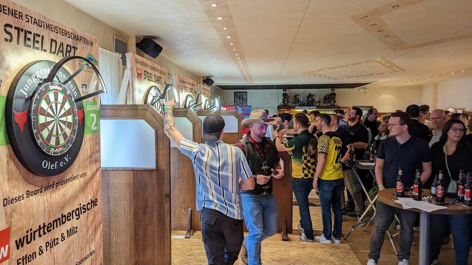In diesem Jahr lassen 180 Teilnehmer die Darts fliegen.