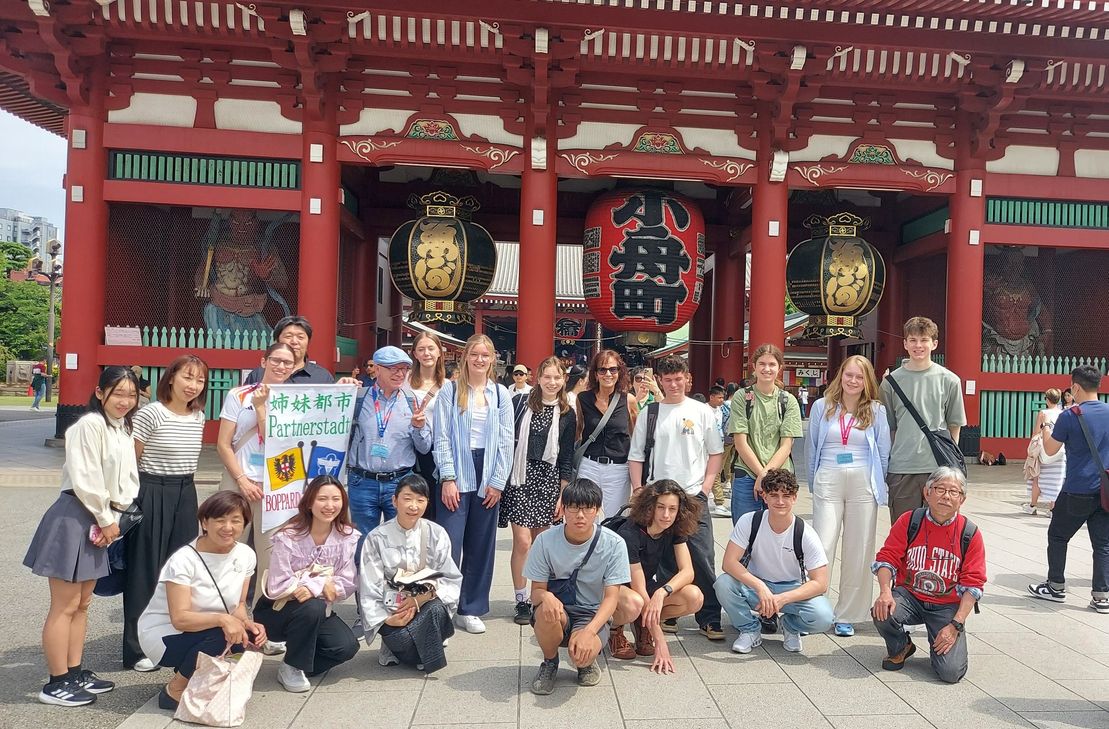 Besichtigung traditioneller Stadtteil Asakusa mitten in Tokio. Gruppenbild vor dem bekannten Senoji Tempel.