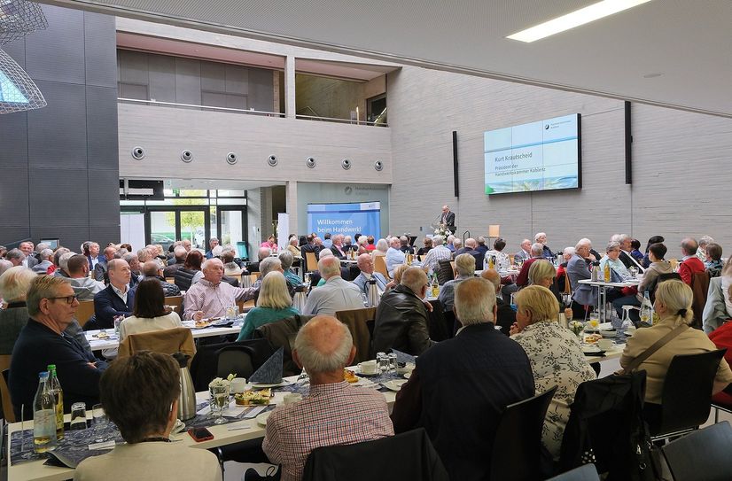 HwK-Präsident Kurt Krautscheid (am Rednerpult) konnte 223 Altmeisterinnen und Altmeister zu ihrer Feier im Zentrum für Ernährung und Gesundheit begrüßen, die zusammen 12 145 Meisterjahre in 35 Handwerksberufen mitbrachten.