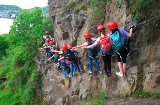 Die sportliche Herausforderung und Nähe zu Welterbestätten machen den Klettersteig besonders. Angeboten werden Kletterkurse für Familien und Sicherungskurse.