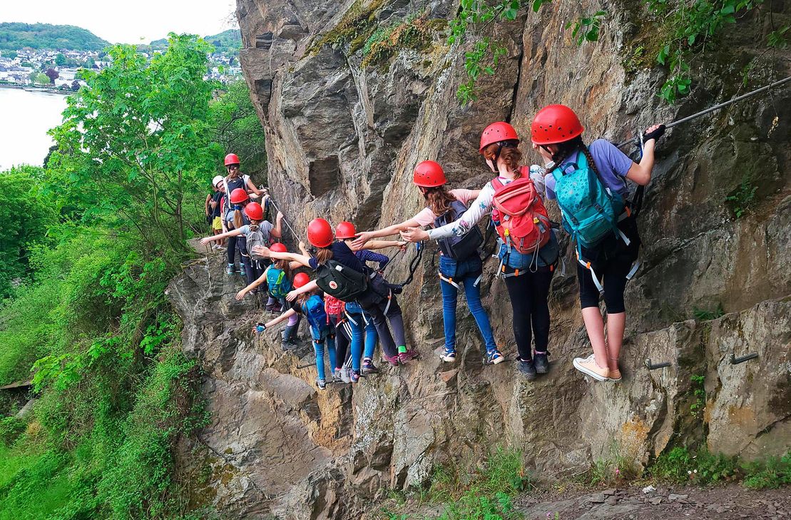 Die sportliche Herausforderung und Nähe zu Welterbestätten machen den Klettersteig besonders. Angeboten werden Kletterkurse für Familien und Sicherungskurse.
