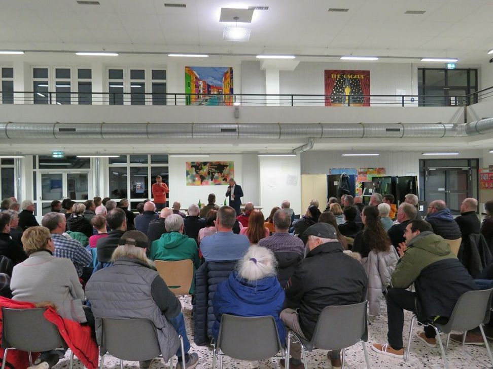 Zur Bürgerinfo mit Bürgermeister und Ortsvorsteher war die Aula der Sekundarschule gut gefüllt.