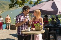 Weingenuss am Rhein, im Hintergrund Oberwesel.