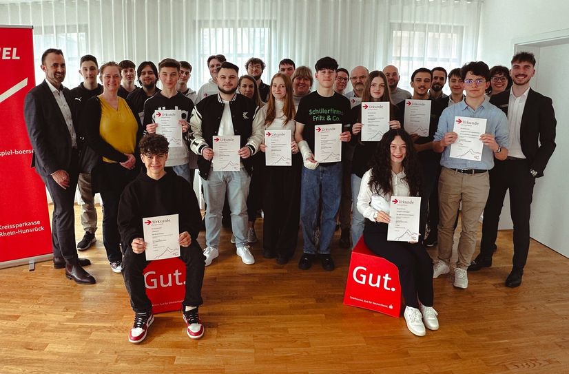 Die Siegergruppen mit Marc-Oliver Weber, Berater
Private Banking (links) und Marc Winsberg Kundenberater (rechts).