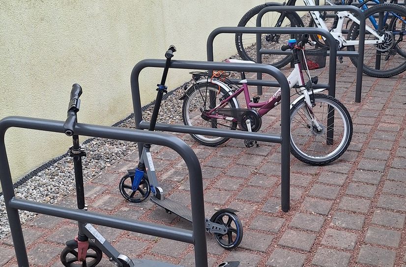 Die neuen Radabstellanlagen an einer Konzer Grundschule werden schon rege genutzt.