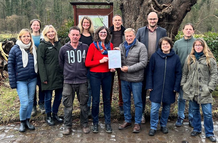 Vertreter von acht biologischen Stadtionen und zwei Naturparken aus Eifel und Bergischem Land nahmen den Förderbescheid von Harry K. Voigtsberger (5.v.r.) Ehrenpräsident der NRW-Stfitung an der Biologischen Station Kreis Düren in Brück entgegen - stellvertretend die wissenschaftliche Leiterin Heidrun Düssel (Bildmitte).