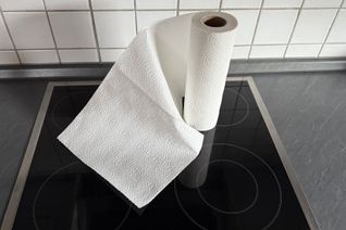 Keine gute Rezeptidee: Küchenrolle auf dem Herd sorgte für Feuerwehreinsatz.