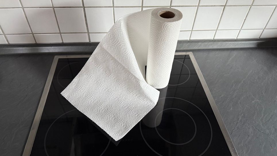 Keine gute Rezeptidee: Küchenrolle auf dem Herd sorgte für Feuerwehreinsatz.