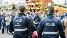 Polizeistreife auf dem Trierer Weihnachtsmarkt 2025