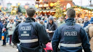 Polizeistreife auf dem Trierer Weihnachtsmarkt 2025