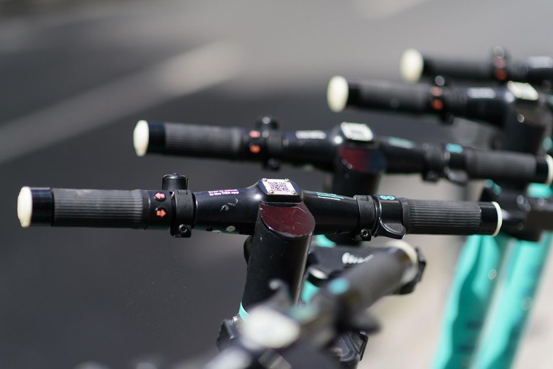 Lenkstangen von E-Scootern / Symbolfoto