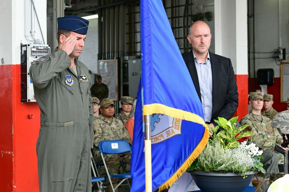 Leslie F. Hauck III, Kommandant des 52. US-Luftwaffengeschwaders in Spangdahlem, salutiert den Opfern der Anschläge des 11. Septembers. Rechts Landrat des Eifelkreises Andreas Kruppert.