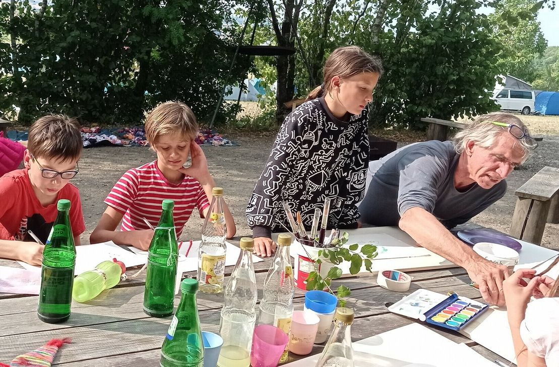 Der Künstler Michael Müller-Ahlheim bei einem Malkurs für Kinder.