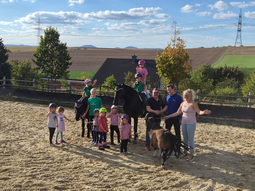 Kinderreitteam Lonnig und Philipp von Bartz Tiernahrung bei der Spendenübergabe an Mario Straub von den Eifel'wehren