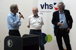 Carsten Stumpenhorst, Geschäftsführer des Diakonischen Werkes der Ev. Kirchenkreise Trier, Simmern-Trarbach und An Nahe und Glan gGmbH; Bernhard Jocher, Leiter der Abteilung Beratung, Hilfe und Migration im Caritasverband Trier e.V.; Stefan Weinert, Moderation (v.l.)