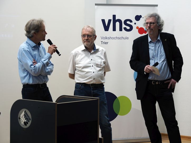 Carsten Stumpenhorst, Geschäftsführer des Diakonischen Werkes der Ev. Kirchenkreise Trier, Simmern-Trarbach und An Nahe und Glan gGmbH; Bernhard Jocher, Leiter der Abteilung Beratung, Hilfe und Migration im Caritasverband Trier e.V.; Stefan Weinert, Moderation (v.l.)