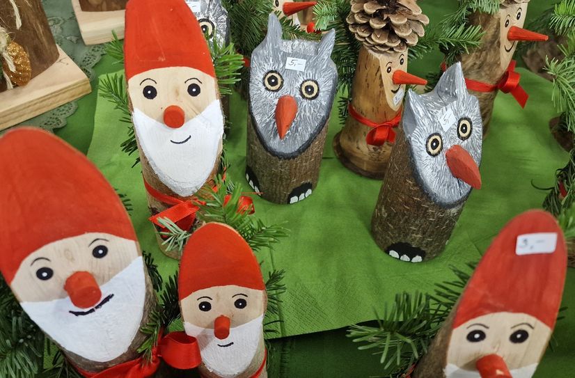 Hölzerne Weihnachtsmänner von Karl Jansen aus Rurberg gehören seit 32 Jahren zum Angebot des Hobbykünstlermarktes.