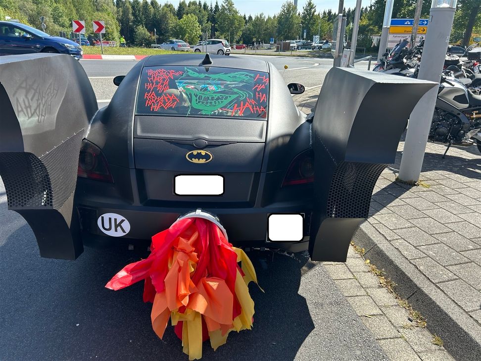 Dieses ungewöhnliche Fahrzeug wurde am Wochenende von der Polizei am Nürburgring kontrolliert. Die Beamten beschlagnahmten die Kennzeichen.