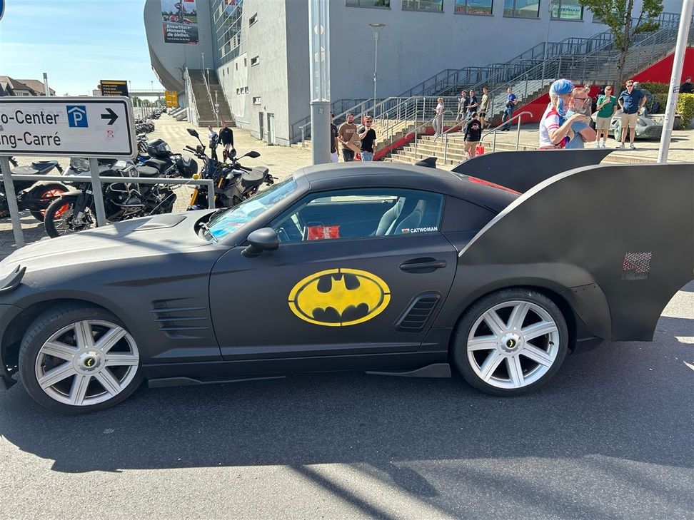 Dieses ungewöhnliche Fahrzeug wurde am Wochenende von der Polizei am Nürburgring kontrolliert. Die Beamten beschlagnahmten die Kennzeichen.