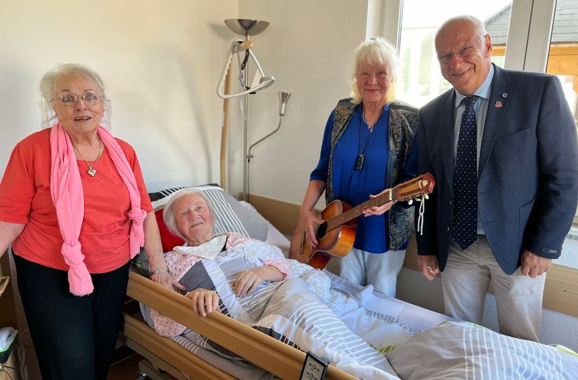 Nicht mehr so mobil, aber agil gerade in Erinnerungen an alte Zeiten feierte Magda Förster-Barczyk mit ihren Töchtern ihren 101. Geburtstag. Zu den Gratulanten zählte der stellvertretende Bürgermeister der Stadt Monschau, Georg Kaulen.