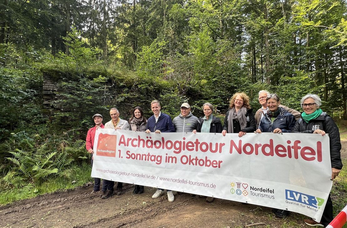 Sie stellten das Programm der 17. Archäologietour Nordeifel im Wald bei Hollerath vor. Im Hintergrund ist der alte gemauerte Schanzentisch noch erkennbar.