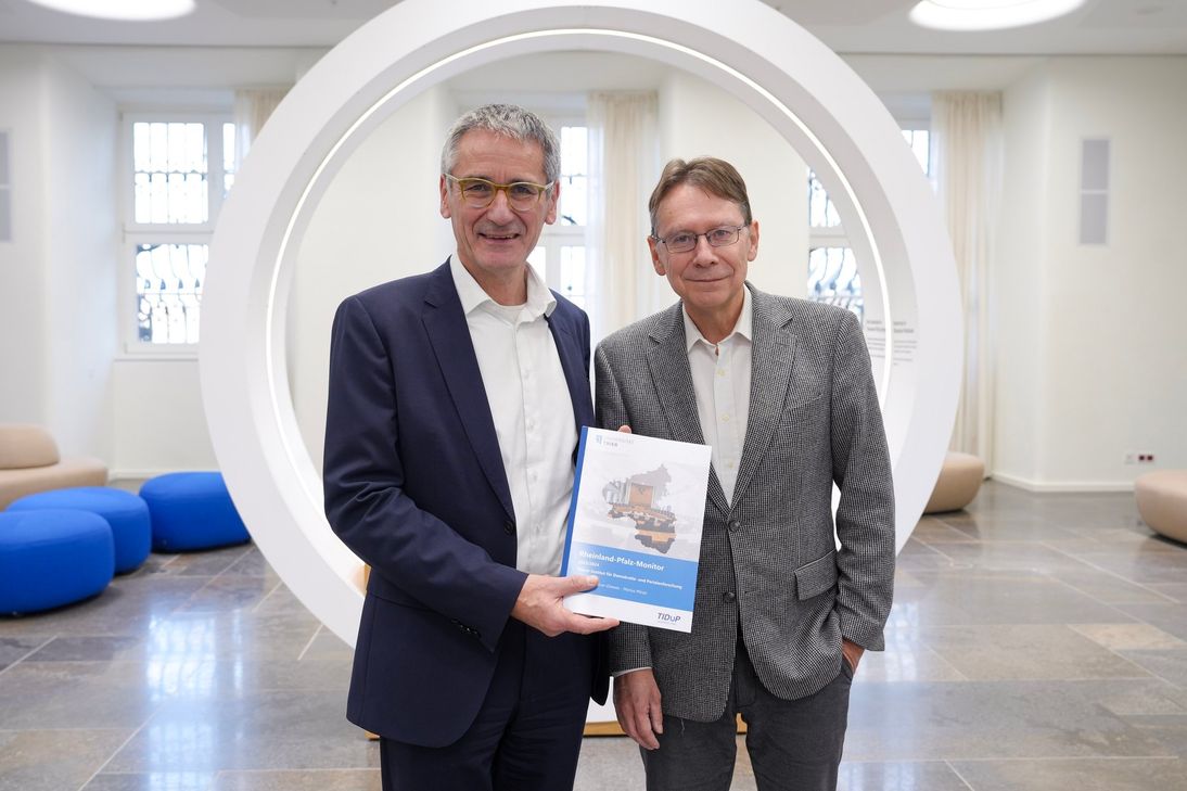 Der Abschlussbericht „Rheinland-Pfalz-Monitor 2023“ des Landtags und des Trierer Instituts für Demokratie- und Parteienforschung (TIDuP) ist jetzt veröffentlicht. Landtagspräsident Hendrik Hering und Prof. Uwe Jun von der Universität Trier bei der Übergabe des Abschlussberichts.