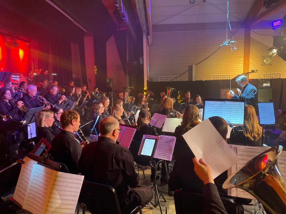 Über 60 Musiker des Musikvereins Löf begeisterten am Abend die Gäste bei „The Sound of Germany“.