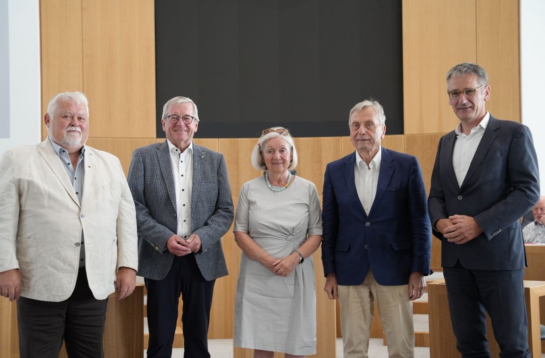 Von links: Vizepräsident Dietmar Rieth, Präsident Hans-Josef Bracht, Vizepräsidentin Jeannette Rott-Otte, Ehrenpräsident Dr. Alfred Beth und Landtagspräsident Hendrik Hering.