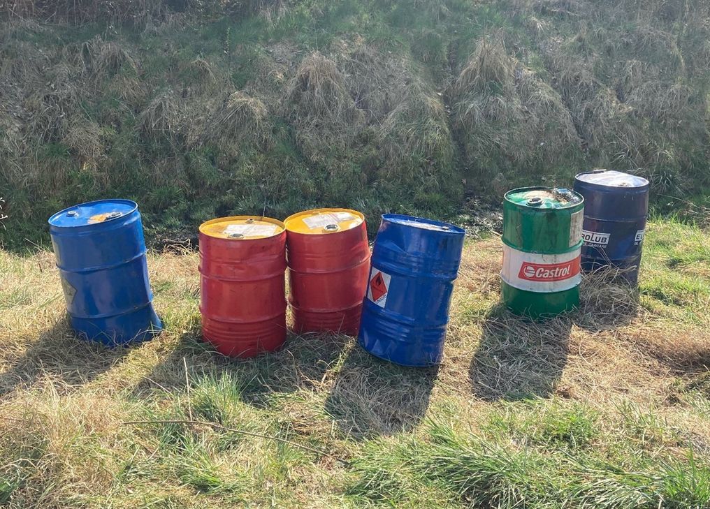 Altölfässer wurden illegal in einem Bach bei Kreuzweingarten entsorgt