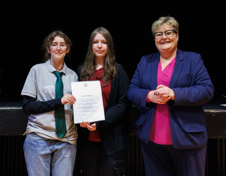 V.l.: Lisa Füger, Lea-Sophie Stautmeister, Bettina Brück (Staatssekretärin im Ministerium für Bildung Rheinland-Pfalz)