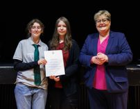 V.l.: Lisa Füger, Lea-Sophie Stautmeister, Bettina Brück (Staatssekretärin im Ministerium für Bildung Rheinland-Pfalz)