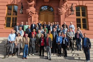 Vertreter des Rhein-Hunsrücker Kreisfeuerwehrverbands und politisch interessierte Bürgerinnen und Bürger besuchten ihren Wahlkreisabgeordneten Tobias Vogt in der Landeshauptstadt.