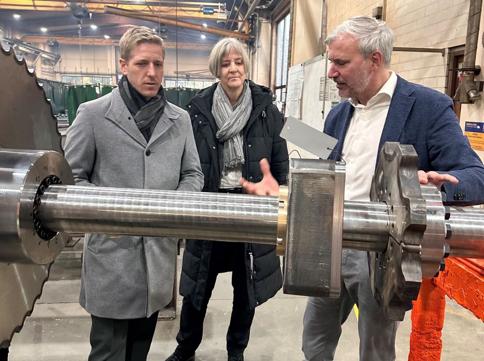 Beeindruckende Präzision in der Metallverarbeitung zeigten Alexander Gebele (v.re.) und Ute Klement dem Landrat Markus Ramers.