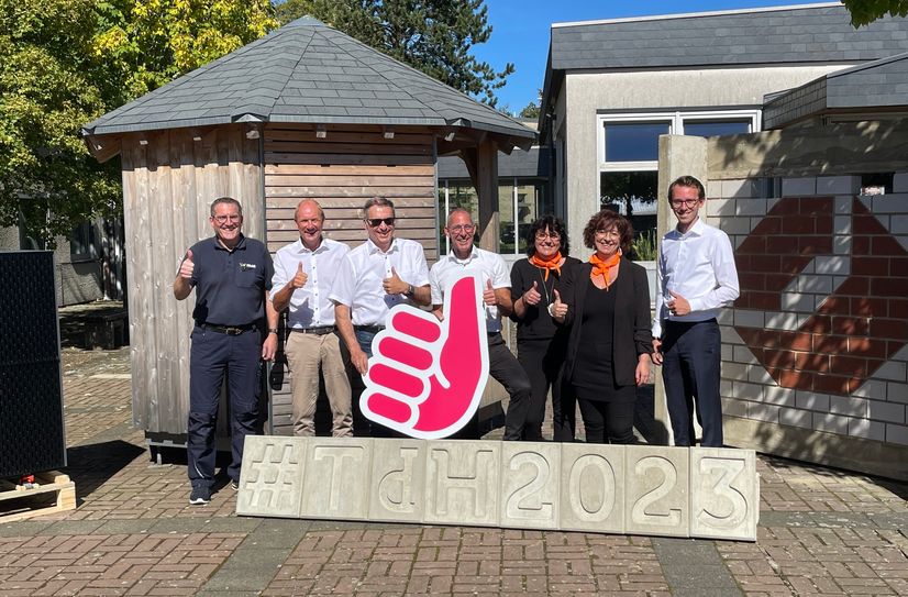 Carsten Henn (v.l.), Geschäftsführer der Firma Haas Die Badgestalter, freut sich gemeinsam mit Oliver Schneider und Wilhelm Grafen von der Handwerkskammer Aachen, Marco Theissen, dem Leiter des BGZ, Salome Offermann von der BGE Aachen, Anja Hürtgen (BGZ) und Yannic Schmitt, Geschäftsführer der Kreishandwerkerschaft Aachen, auf den bevorstehenden Tag des Handwerks.