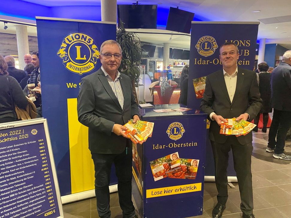 Lions Präsident Jörg Wagner (rechts) und dessen Sekretär Fiepko Koolman bei der Präsentation der Lions-Aktion