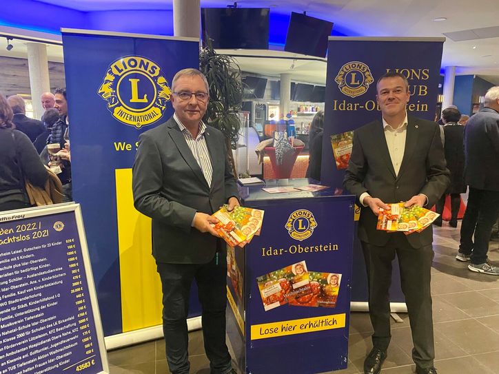 Lions Präsident Jörg Wagner (rechts) und dessen Sekretär Fiepko Koolman bei der Präsentation der Lions-Aktion