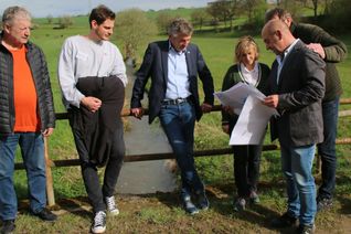 Ministerin Katrin Eder informierte sich vor Ort am Kondbach über das Projekt.