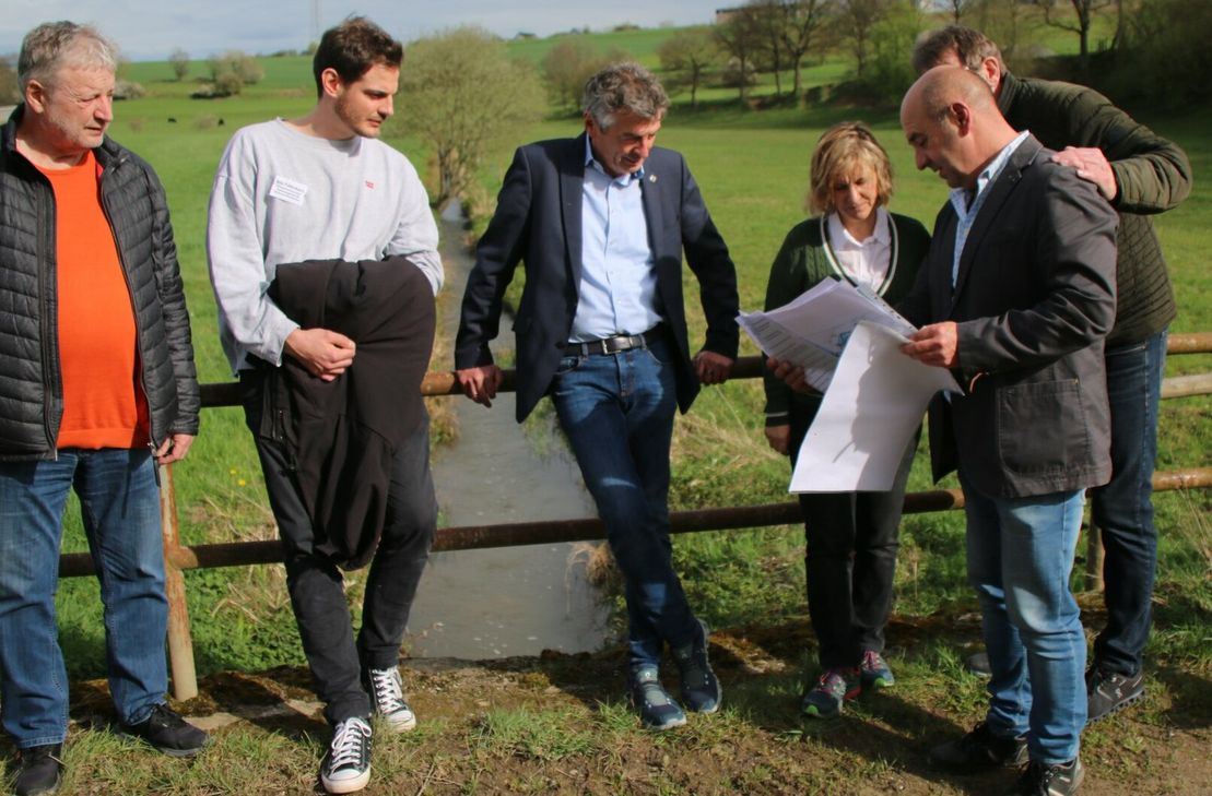 Ministerin Katrin Eder informierte sich vor Ort am Kondbach über das Projekt.