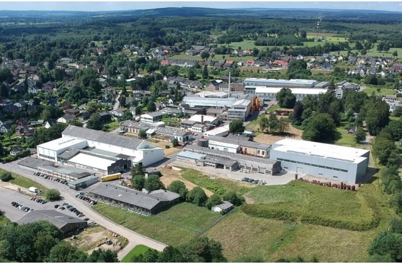 Die OTTO JUNKER GmbH feiert nicht nur ihre eigenen Leistungen, sondern würdigt auch die entscheidende Rolle ihrer Mitarbeiter, Kunden und Partner für den Erfolg des Unternehmens